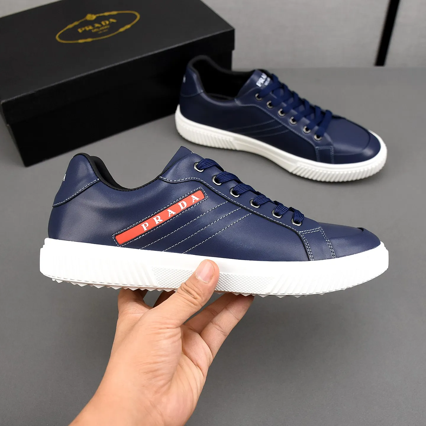 PP420👟👟👟Prada set off the audience! Prada, an international brand that is constantly innovating, this men's casual shoe, the original version, made of cowhide leather at a ratio of one to one at the store, with leather feet and rubber non-slip outsole, breathable and comfortable, quality speaks for itself👄38-44